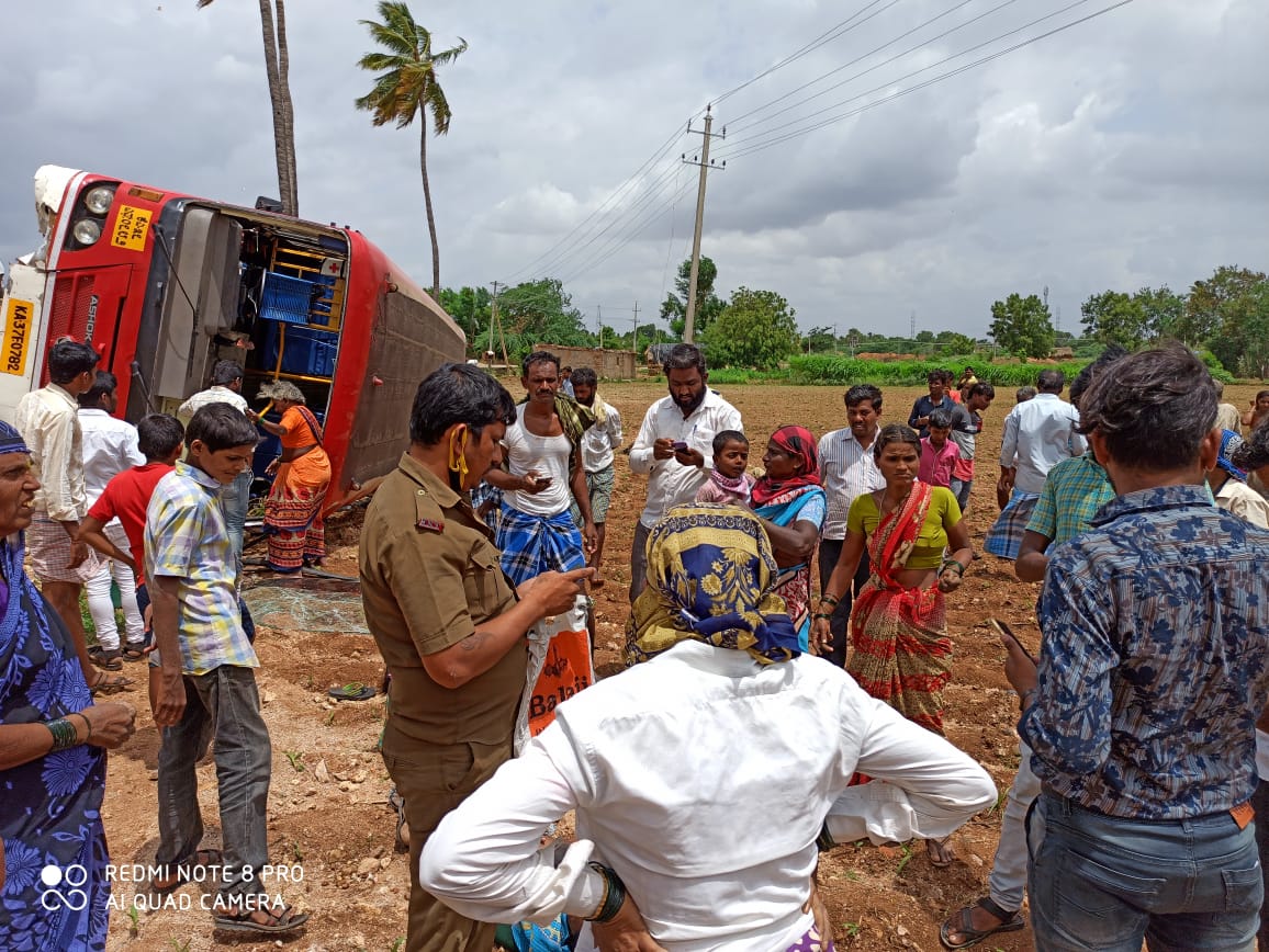 ಕೊಪ್ಪಳದಲ್ಲಿ ಕೆರೆಗೆ ಉರುಳಿದ ಬಸ್